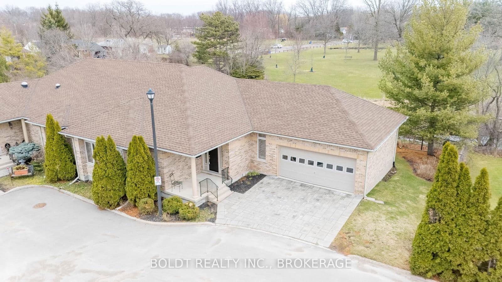 Condo Townhouse at 6- 139 Glendale Avenue, St. Catharines, ON - Photo 2 - RE/MAX Garden City Realty