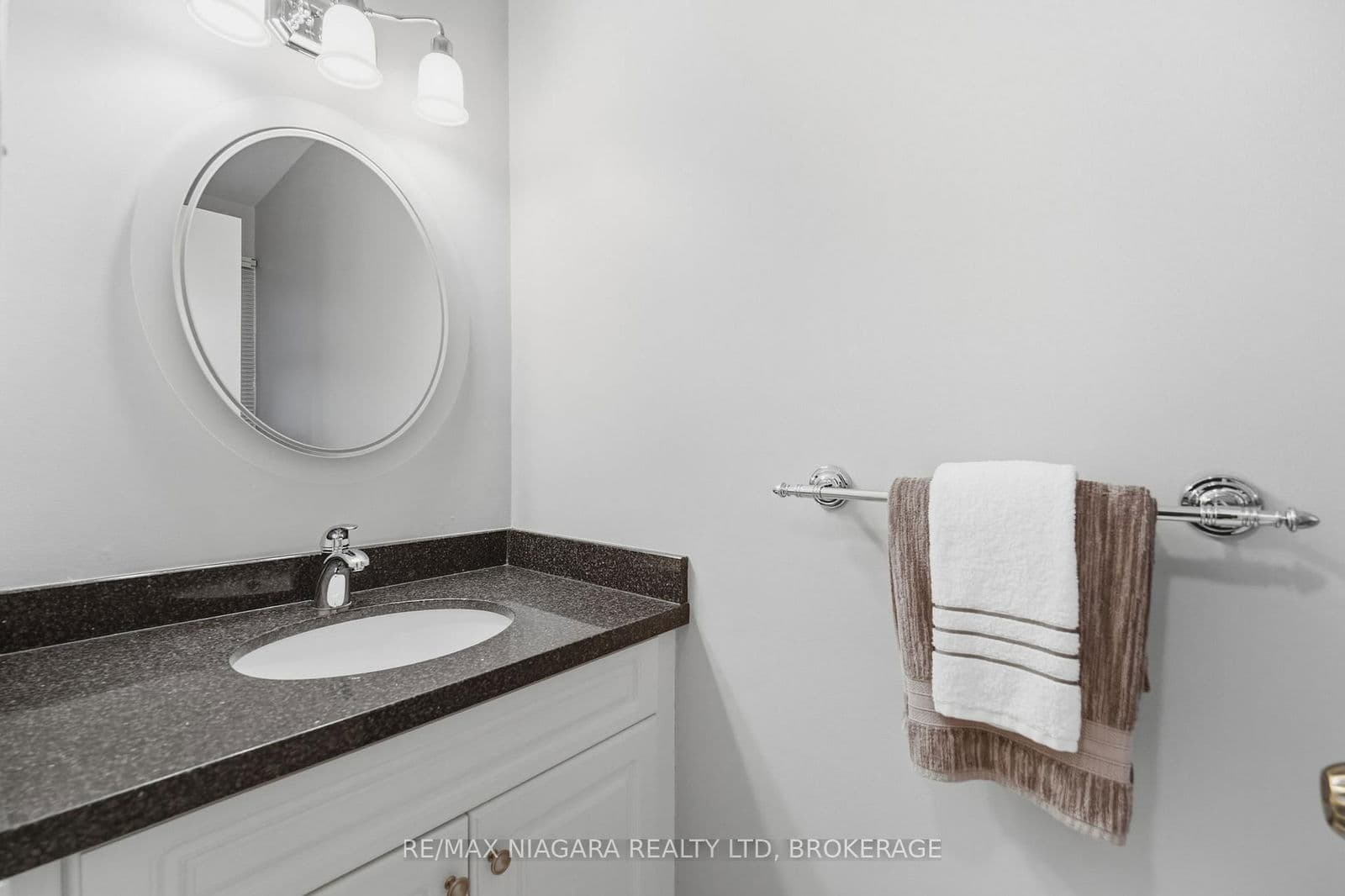 Detached at 17 The Cedars, St. Catharines, ON - Photo 11 - RE/MAX Garden City Realty