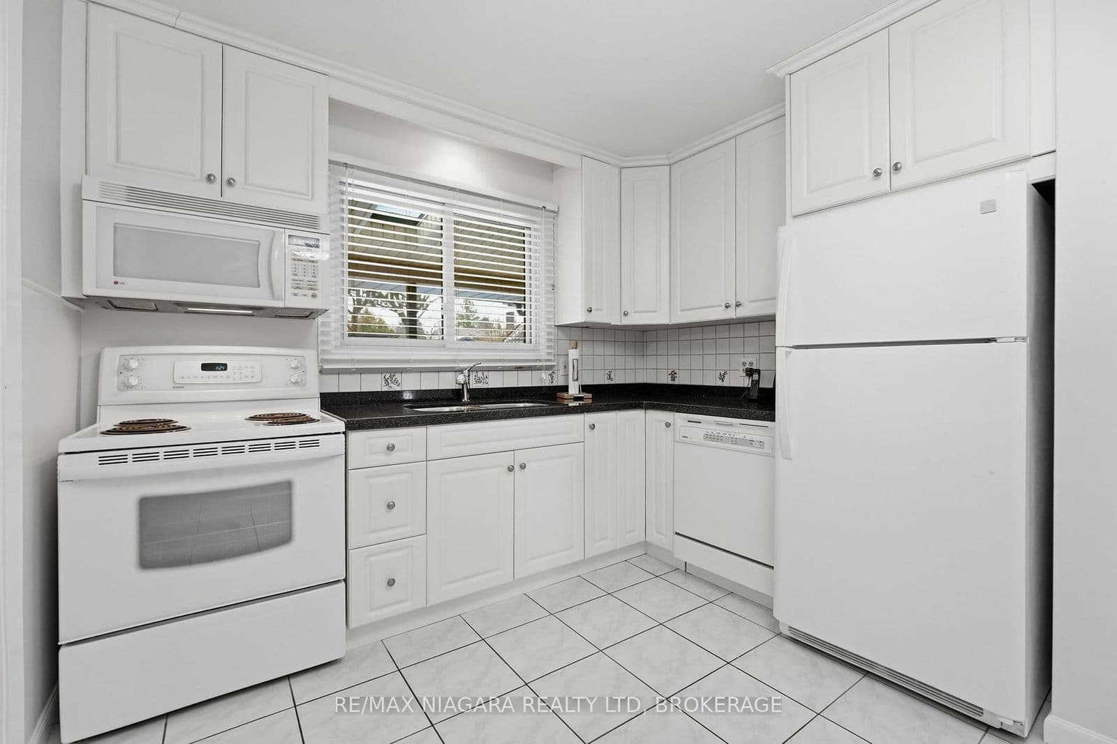 Detached at 17 The Cedars, St. Catharines, ON - Photo 9 - RE/MAX Garden City Realty