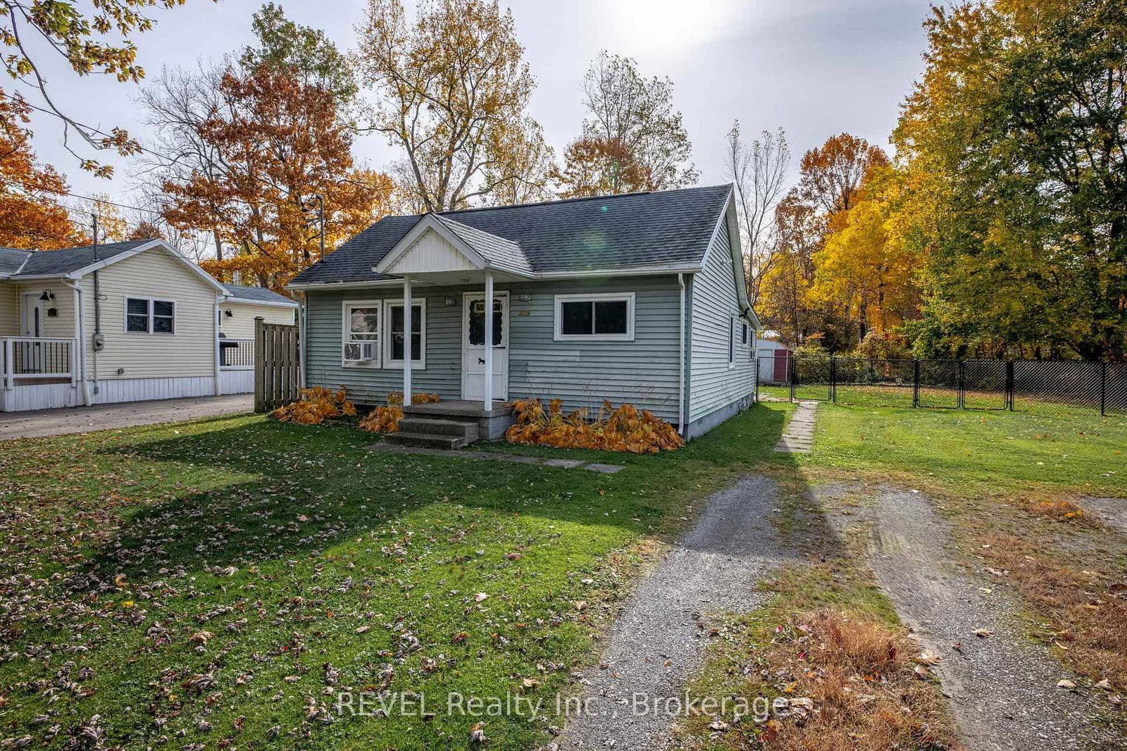 Detached at 3229 Grove Avenue, Fort Erie, ON - Photo 2 - RE/MAX Garden City Realty