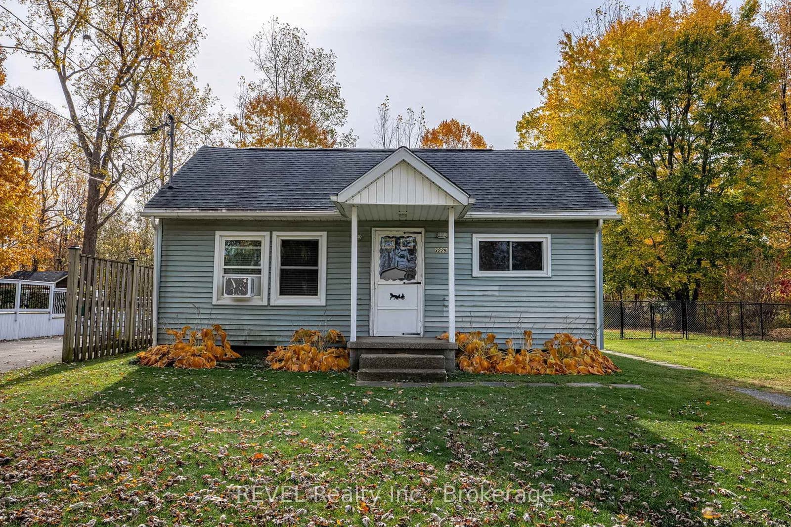 Detached at 3229 Grove Avenue, Fort Erie, ON - Photo 3 - RE/MAX Garden City Realty