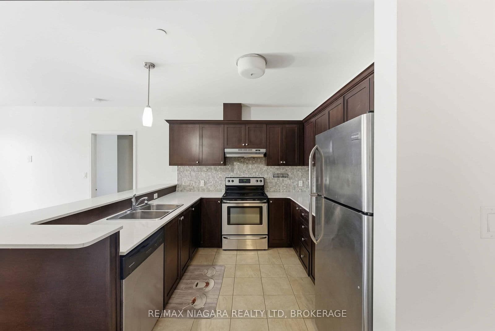 Condo Apartment at 404- 26 Wellington Street, St. Catharines, ON - Photo 6 - RE/MAX Garden City Realty