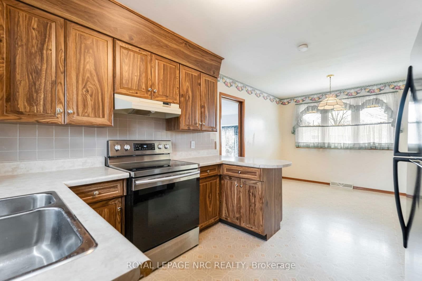 Detached at 3987 Montcalm Crescent, Niagara Falls, ON - Photo 10 - RE/MAX Garden City Realty