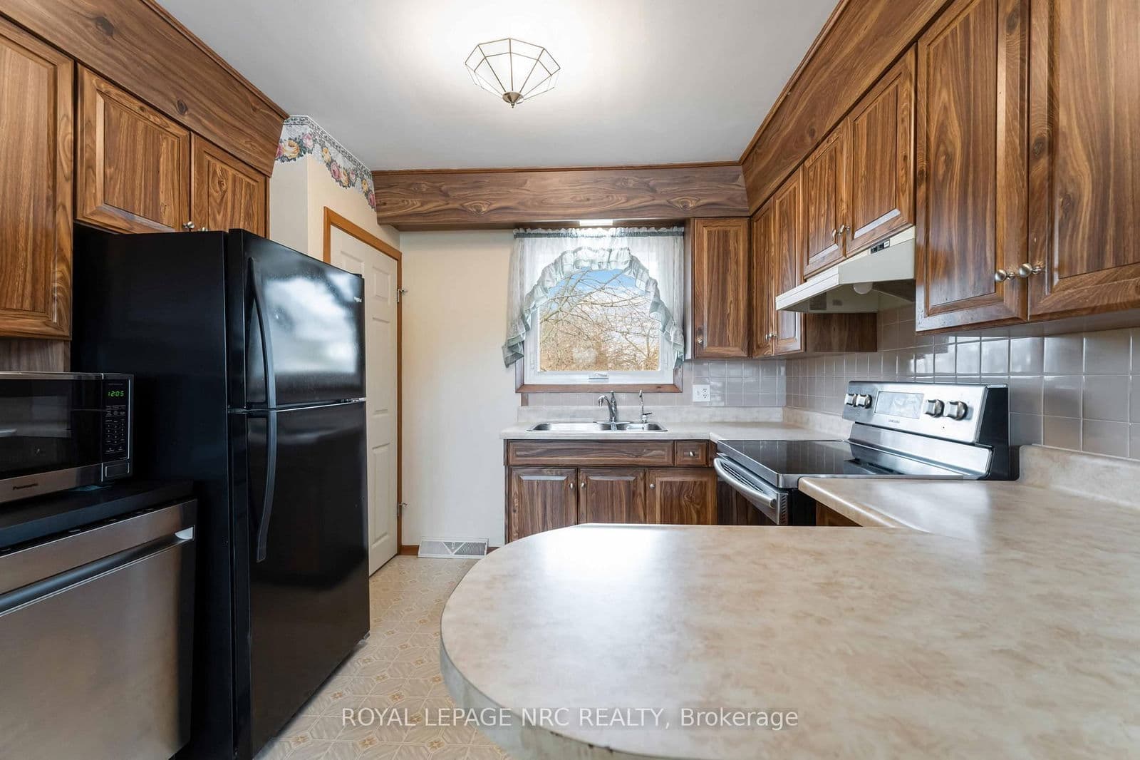 Detached at 3987 Montcalm Crescent, Niagara Falls, ON - Photo 13 - RE/MAX Garden City Realty