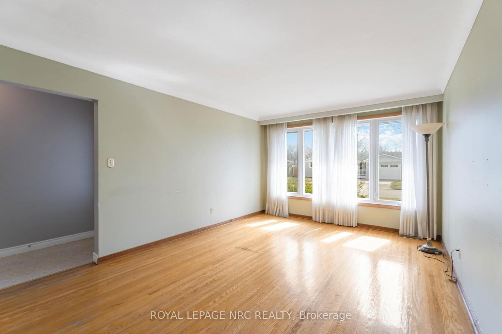 Detached at 3987 Montcalm Crescent, Niagara Falls, ON - Photo 7 - RE/MAX Garden City Realty