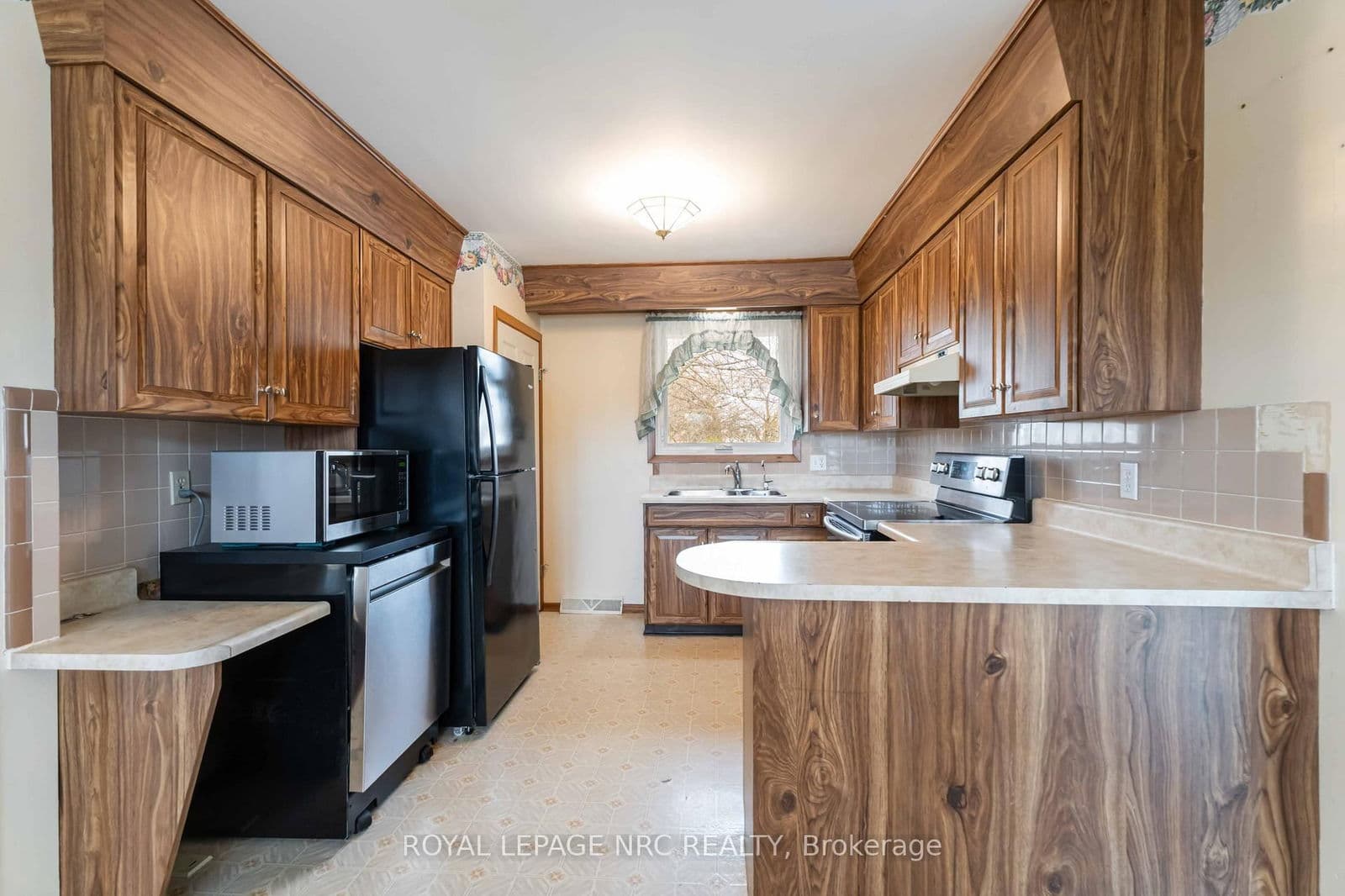 Detached at 3987 Montcalm Crescent, Niagara Falls, ON - Photo 9 - RE/MAX Garden City Realty