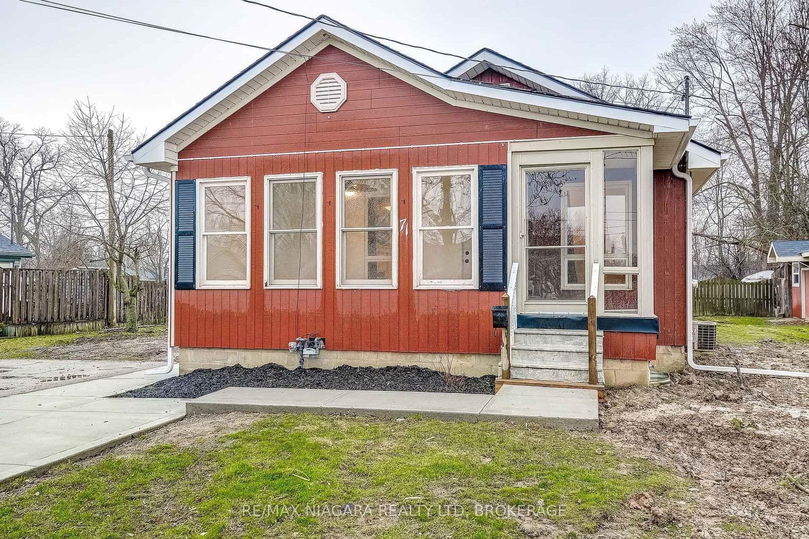 Detached at 71 Joseph Street, Fort Erie, ON - Photo 4 - RE/MAX Garden City Realty