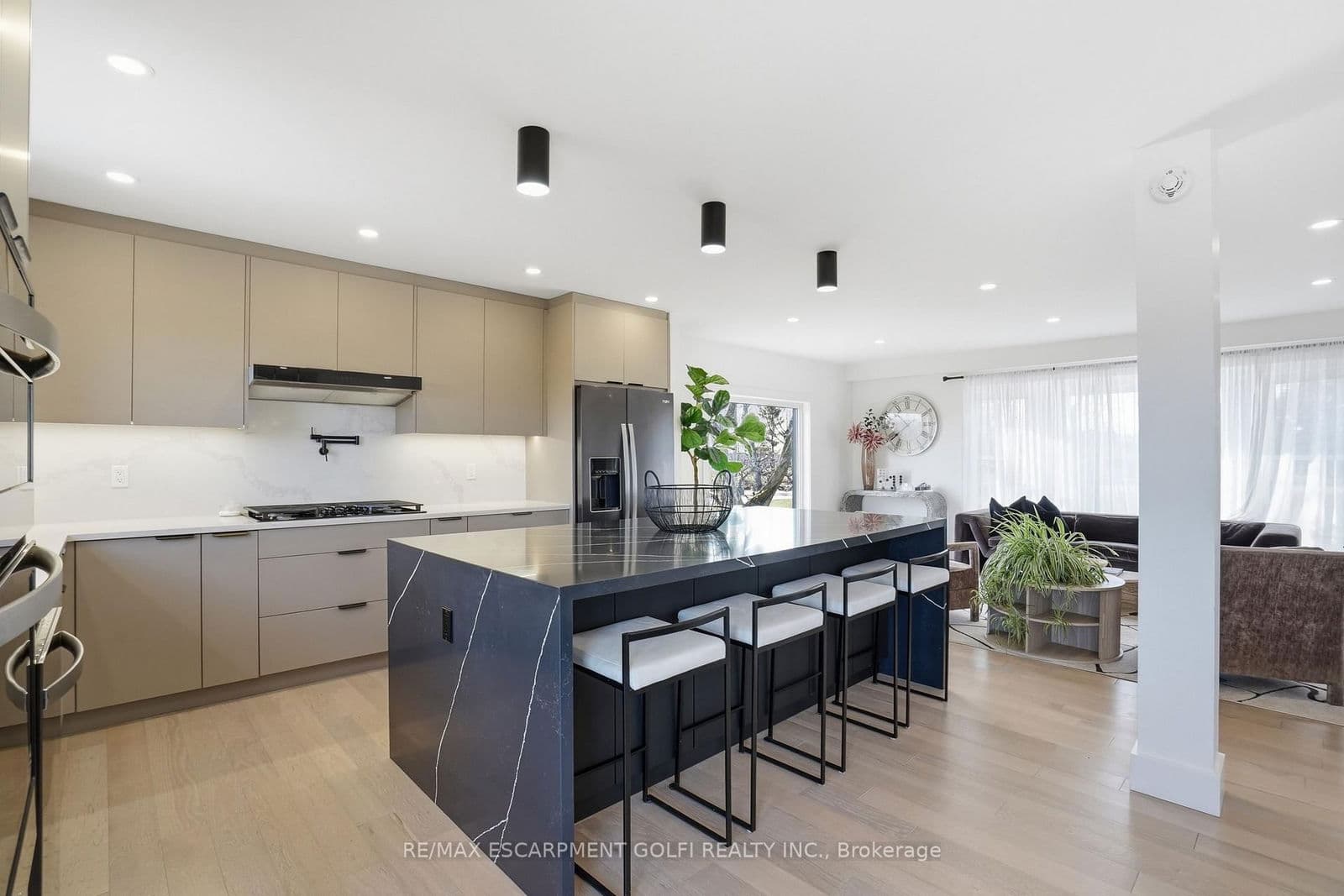 Detached at 296 Ridge Road, Grimsby, ON - Photo 9 - RE/MAX Garden City Realty