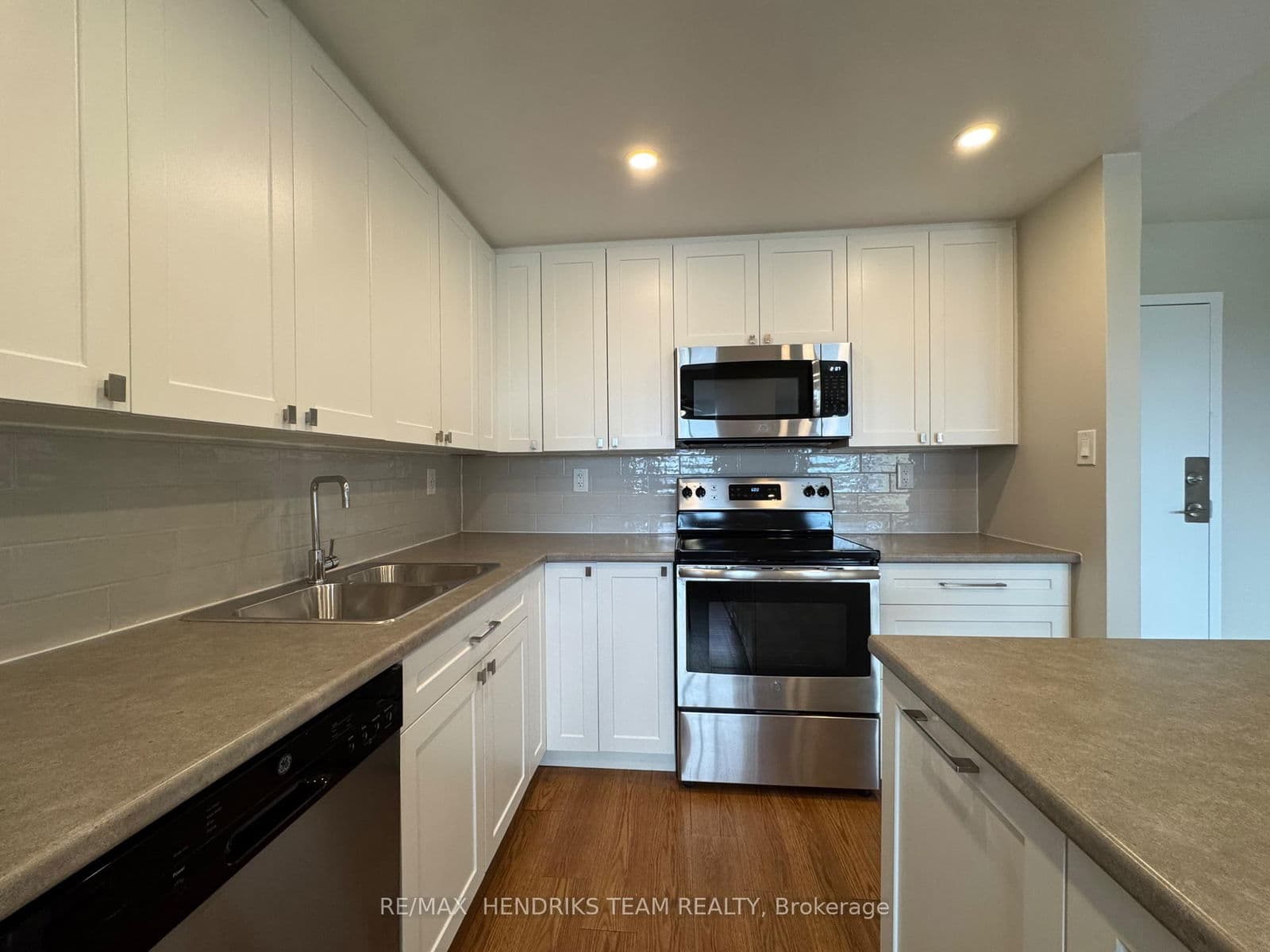 Condo Apartment at 127- 5611 Valley Way, Niagara Falls, ON - Photo 4 - RE/MAX Garden City Realty