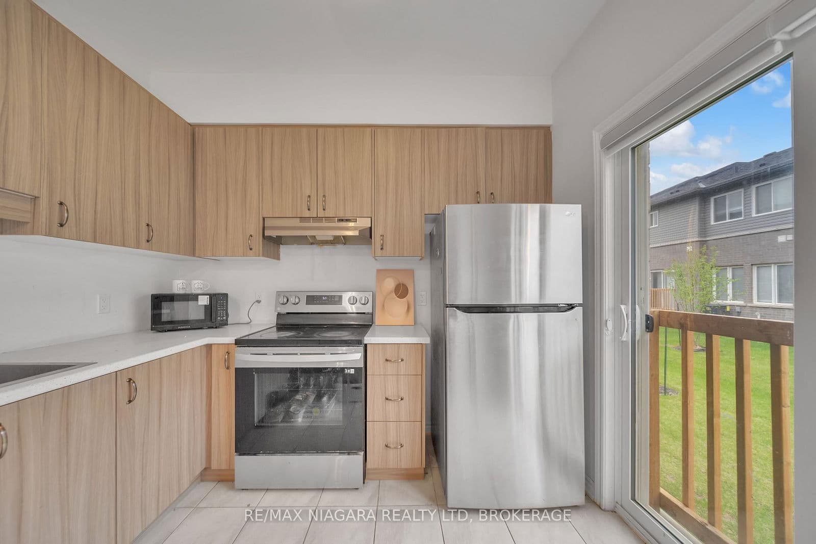 Condo Townhouse at 120 Renfrew Trail, Welland, ON - Photo 8 - RE/MAX Garden City Realty