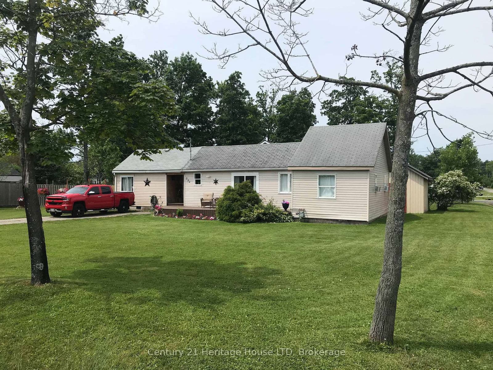 Detached at 223 Bernard Avenue, Fort Erie, ON - Photo 4 - RE/MAX Garden City Realty