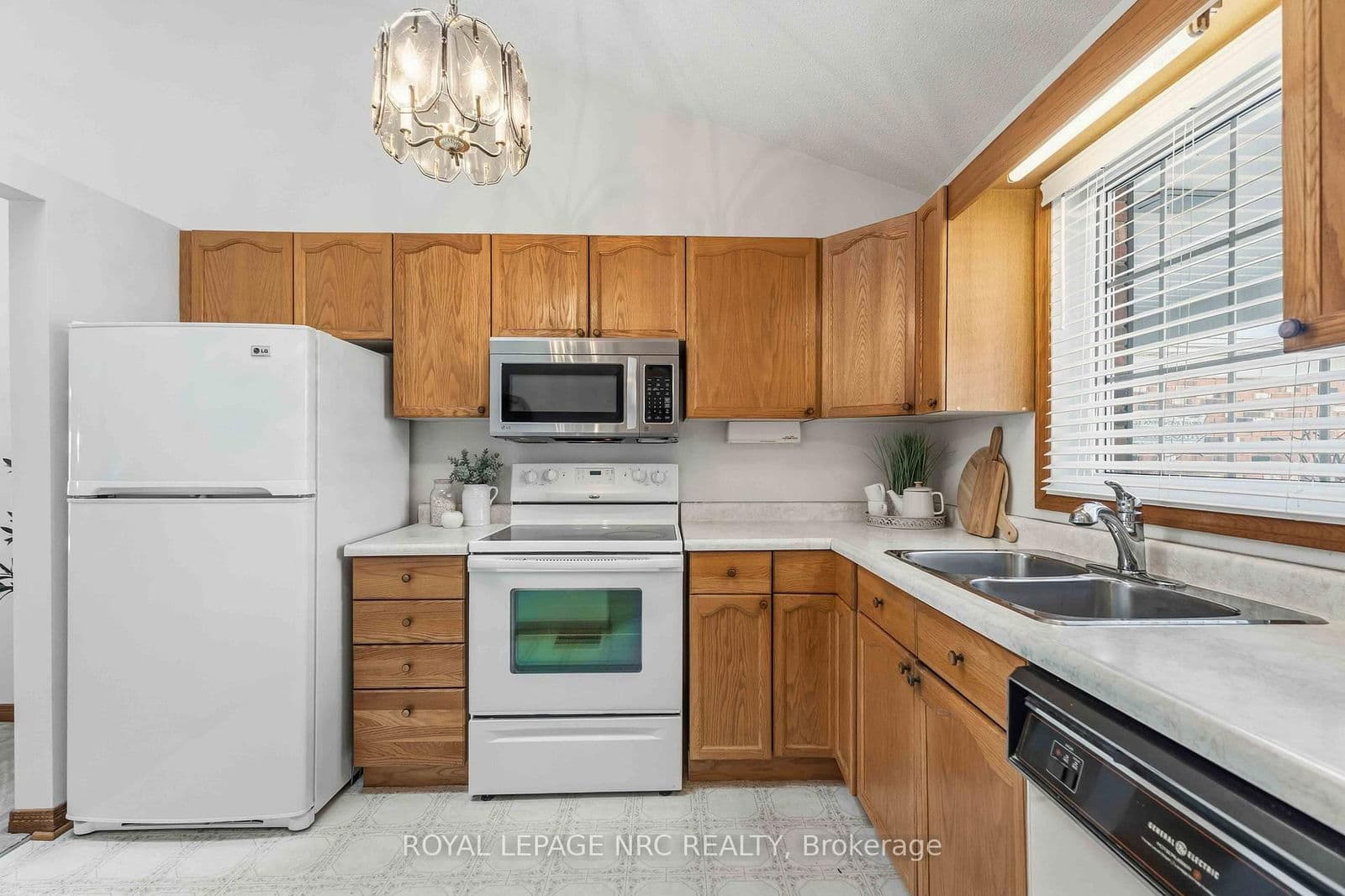 Condo Townhouse at 8- 4115 Apple Blossom Lane, Lincoln, ON - Photo 6 - RE/MAX Garden City Realty