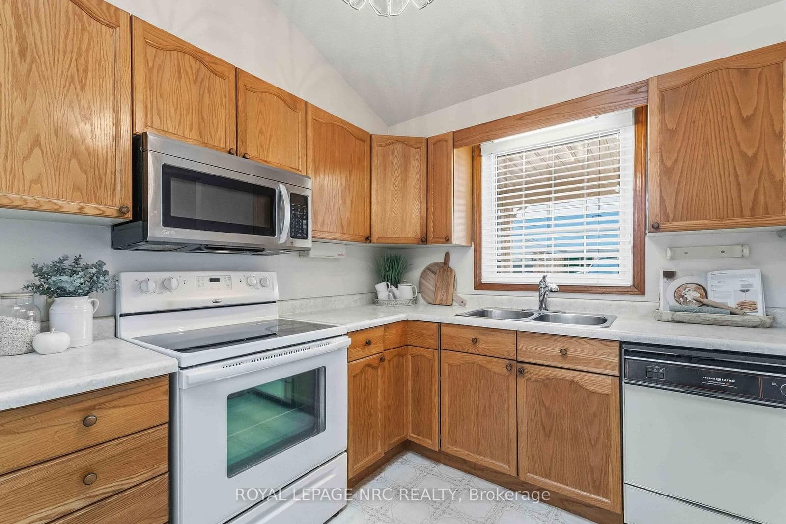 Condo Townhouse at 8- 4115 Apple Blossom Lane, Lincoln, ON - Photo 7 - RE/MAX Garden City Realty