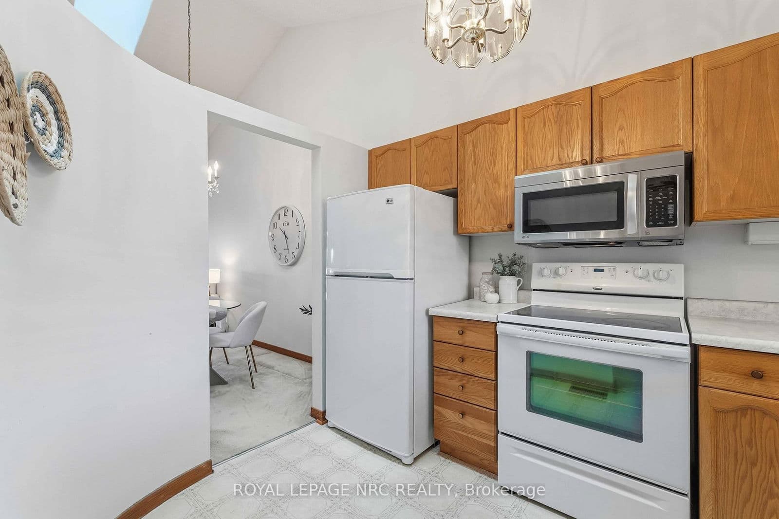 Condo Townhouse at 8- 4115 Apple Blossom Lane, Lincoln, ON - Photo 9 - RE/MAX Garden City Realty