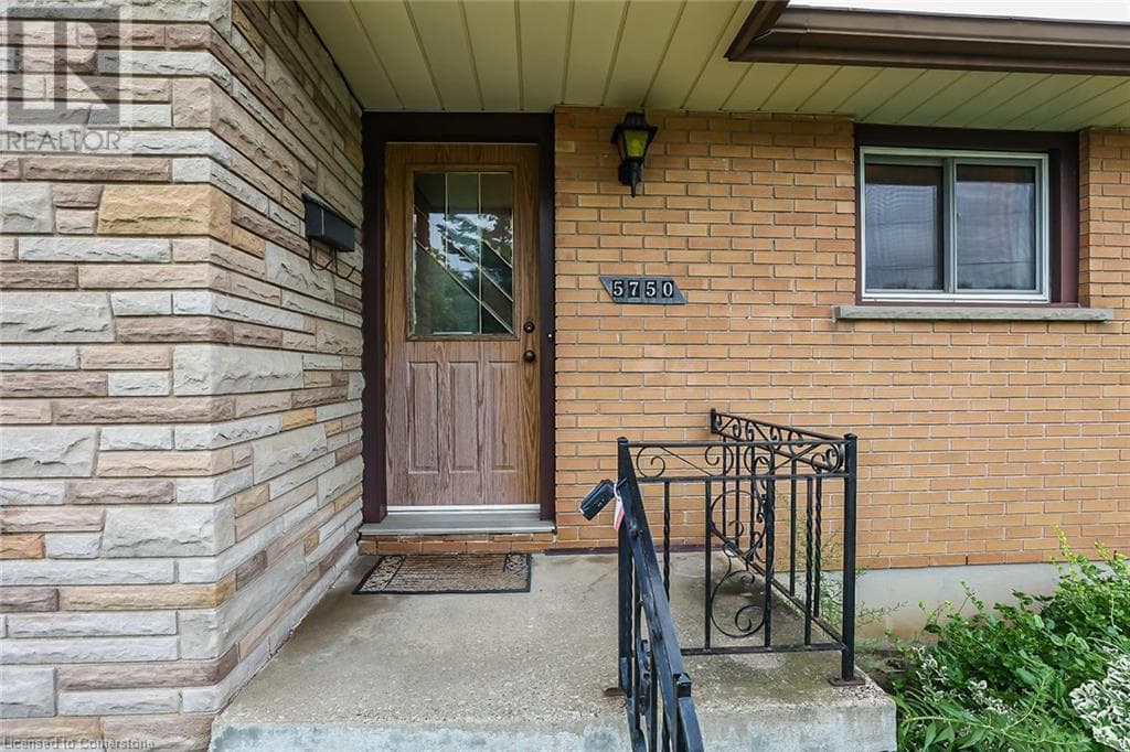 Single Family at 5750 HODGSON Avenue, Niagara Falls, Ontario - Photo 4 - RE/MAX Garden City Realty