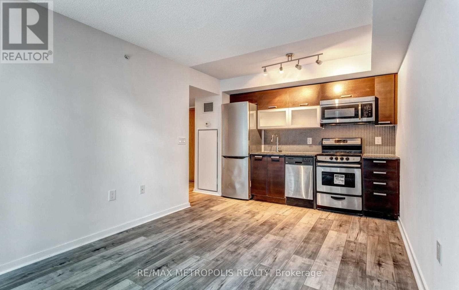 Single Family at 712E- 36 Lisgar Street, Toronto (Little Portugal), Ontario - Photo 6 - RE/MAX Garden City Realty