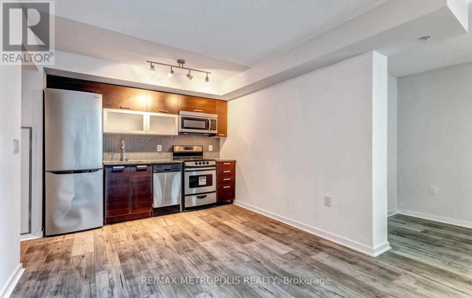 Single Family at 712E- 36 Lisgar Street, Toronto (Little Portugal), Ontario - Photo 7 - RE/MAX Garden City Realty