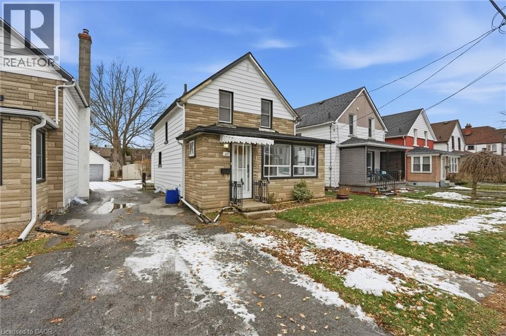 Single Family at 20 YORK Street, Welland, Ontario - Photo 3 - RE/MAX Garden City Realty