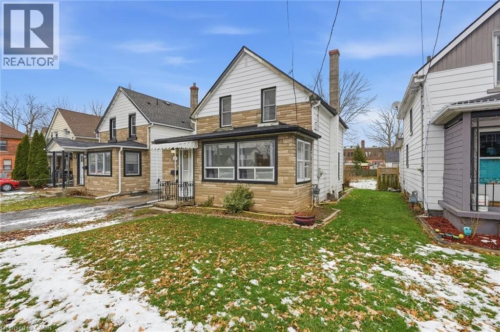 Single Family at 20 YORK Street, Welland, Ontario - Photo 4 - RE/MAX Garden City Realty