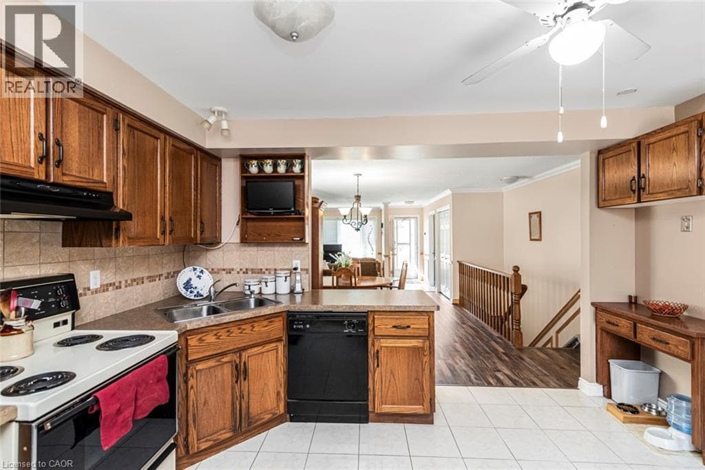 Single Family at 36- 10 WENTWORTH Drive, Grimsby, Ontario - Photo 10 - RE/MAX Garden City Realty