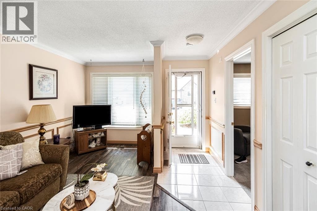 Single Family at 36- 10 WENTWORTH Drive, Grimsby, Ontario - Photo 4 - RE/MAX Garden City Realty