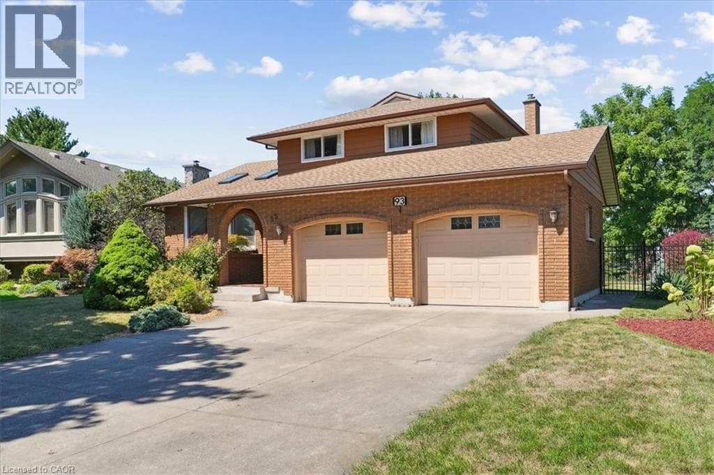 Single Family at 93 WESTGATE PARK Drive, St. Catharines, Ontario - Photo 3 - RE/MAX Garden City Realty