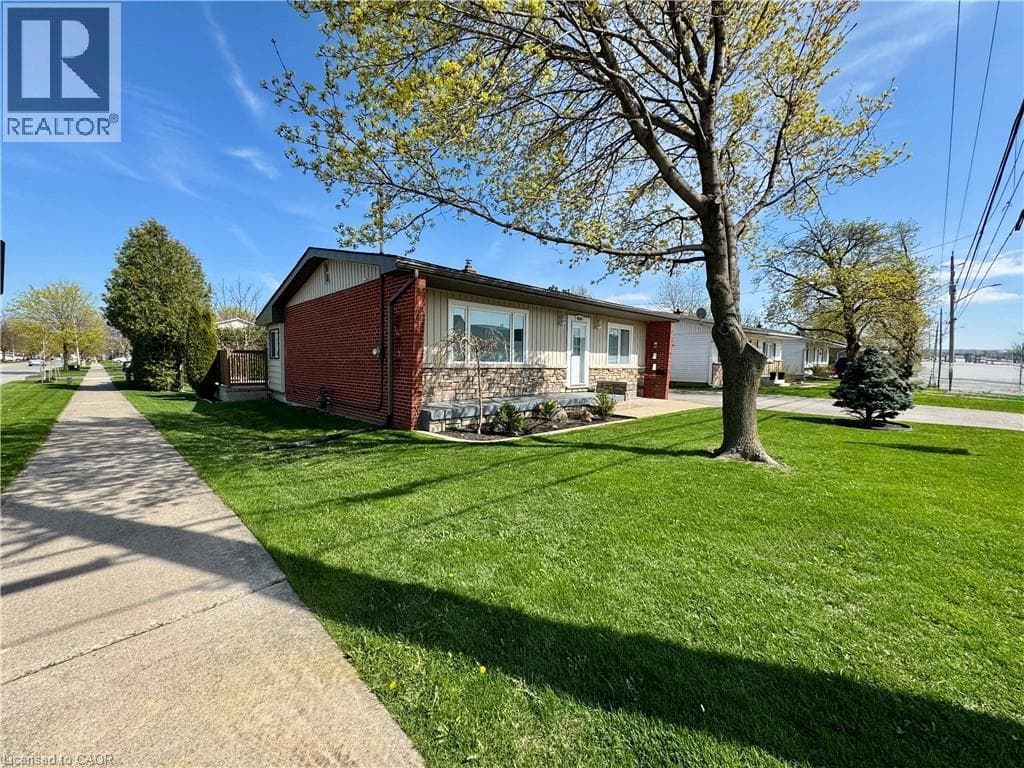 Single Family at 4539 ONTARIO Street, Lincoln, Ontario - Photo 2 - RE/MAX Garden City Realty