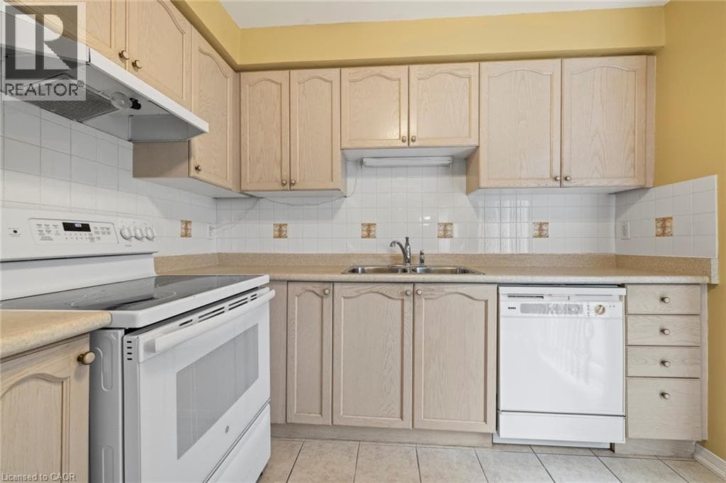 Single Family at 15- 24 KENYON Crescent, Grimsby, Ontario - Photo 9 - RE/MAX Garden City Realty