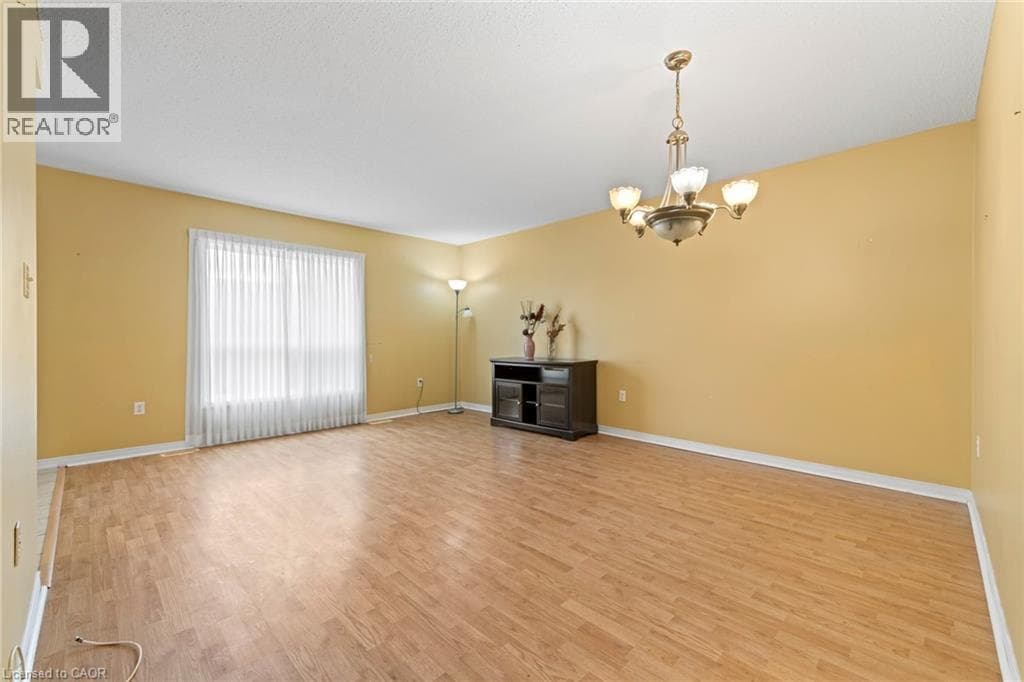 Single Family at 15- 24 KENYON Crescent, Grimsby, Ontario - Photo 7 - RE/MAX Garden City Realty