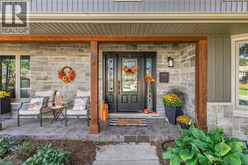 Single Family at 94 DORCHESTER Drive, Grimsby, Ontario - Photo 3 - RE/MAX Garden City Realty
