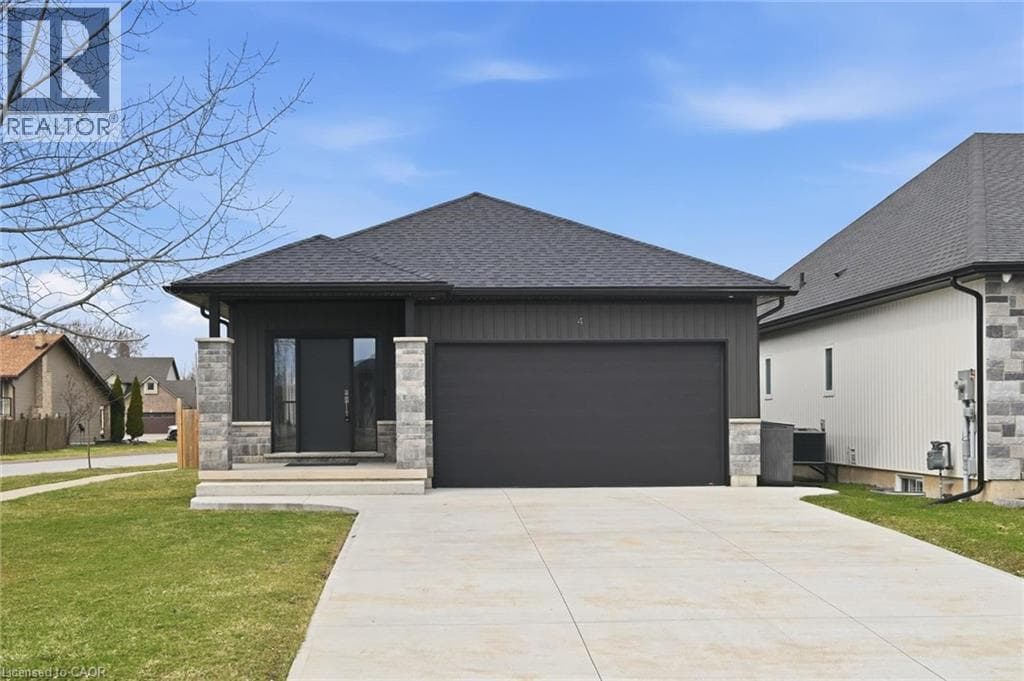 Single Family at 4 HARVARD Court, Welland, Ontario - Photo 3 - RE/MAX Garden City Realty