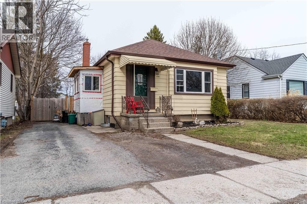 Single Family at 316 DUFFERIN Street, Fort Erie, Ontario - Photo 5 - RE/MAX Garden City Realty