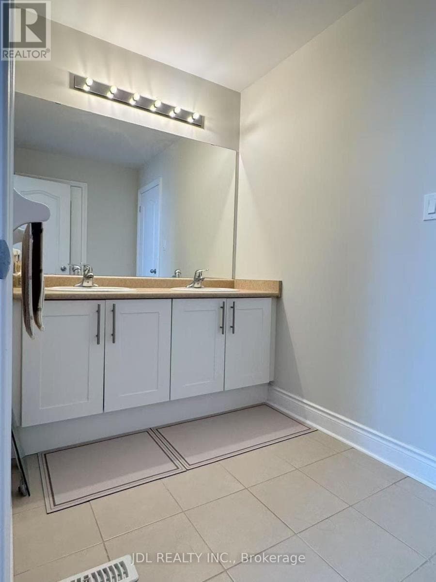 Single Family at 936 Goring Circle, Newmarket (Stonehaven-Wyndham), Ontario - Photo 6 - RE/MAX Garden City Realty