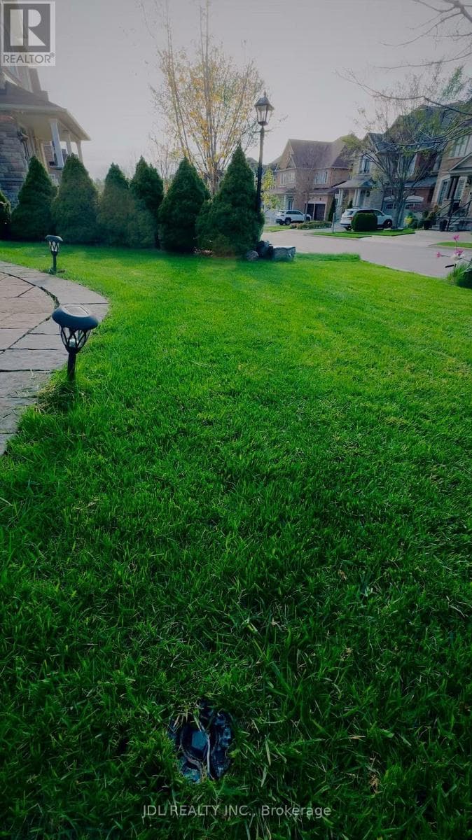 Single Family at 936 Goring Circle, Newmarket (Stonehaven-Wyndham), Ontario - Photo 7 - RE/MAX Garden City Realty