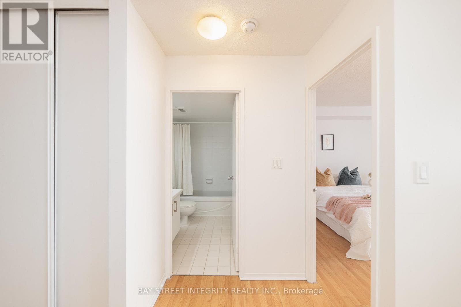 Single Family at 1107- 270 Queens Quay, Toronto (Waterfront Communities), Ontario - Photo 5 - RE/MAX Garden City Realty