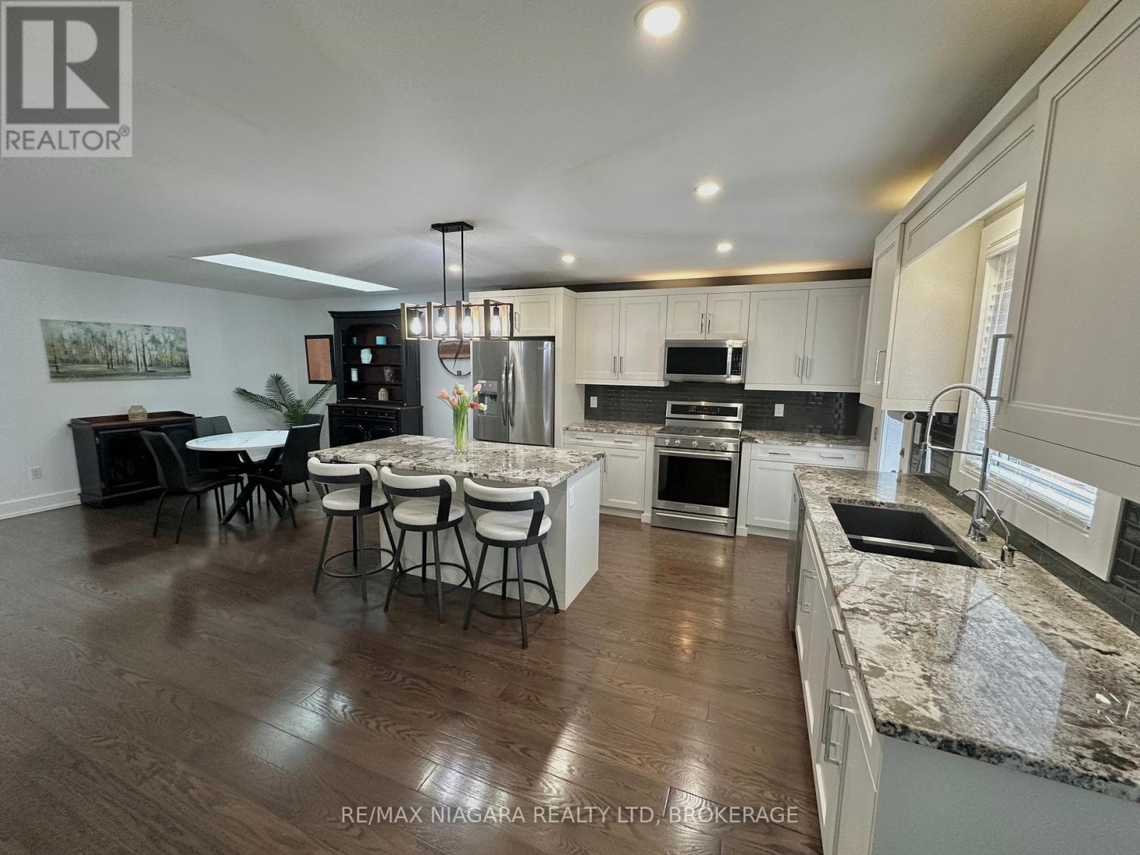 Single Family at 30 Renfield Street, Port Colborne (Sugarloaf), Ontario - Photo 6 - RE/MAX Garden City Realty