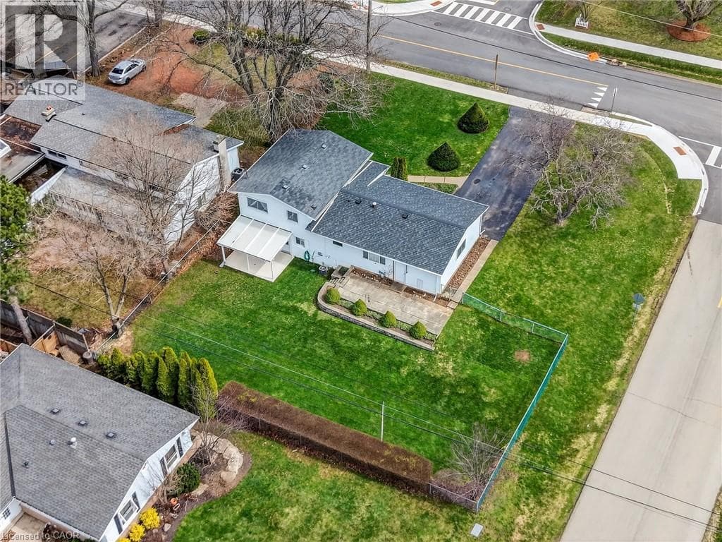 Single Family at 6 NELLES Road, Grimsby, Ontario - Photo 4 - RE/MAX Garden City Realty