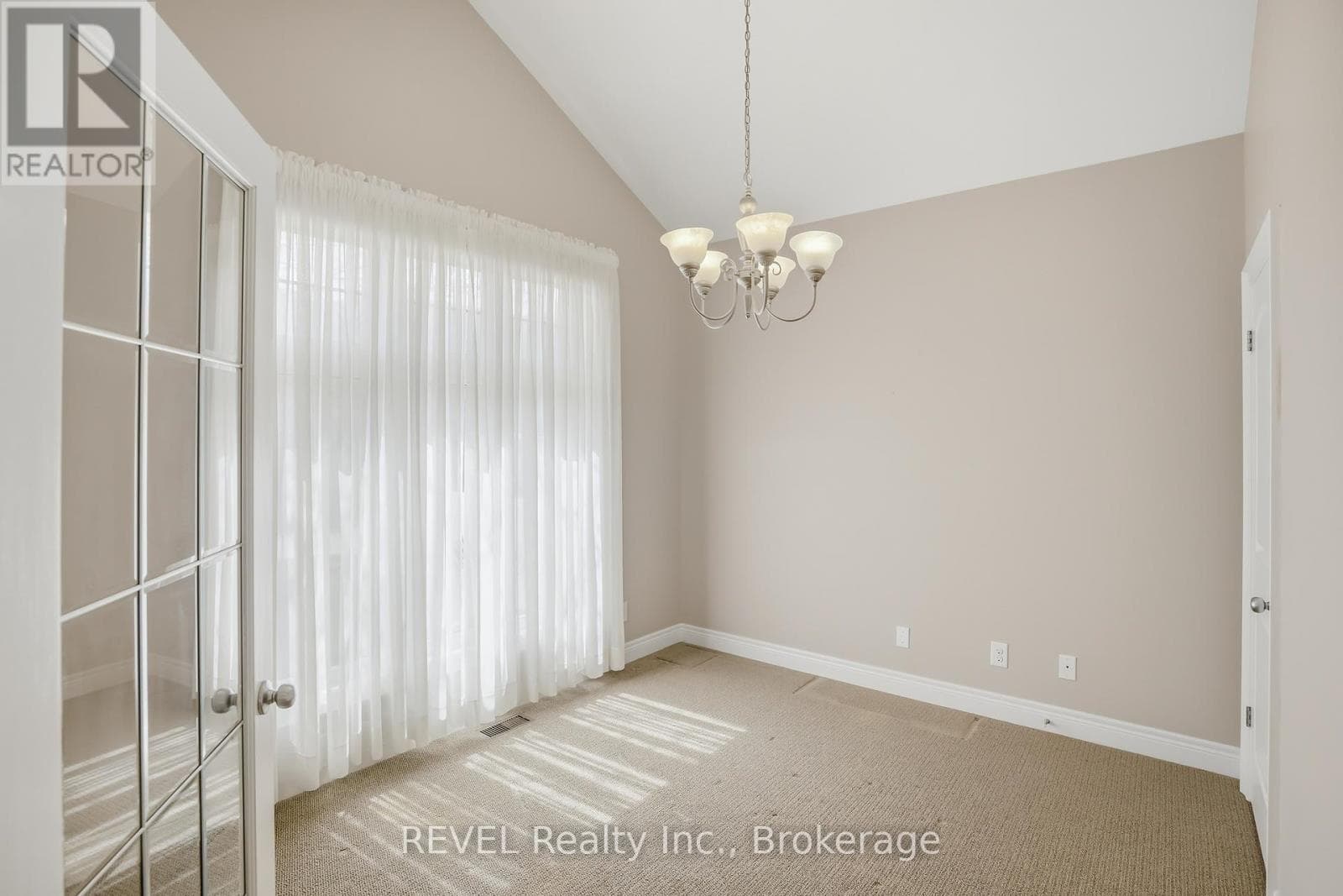 Single Family at 20 Crimson Drive, Niagara-on-the-Lake (St. Davids), Ontario - Photo 6 - RE/MAX Garden City Realty