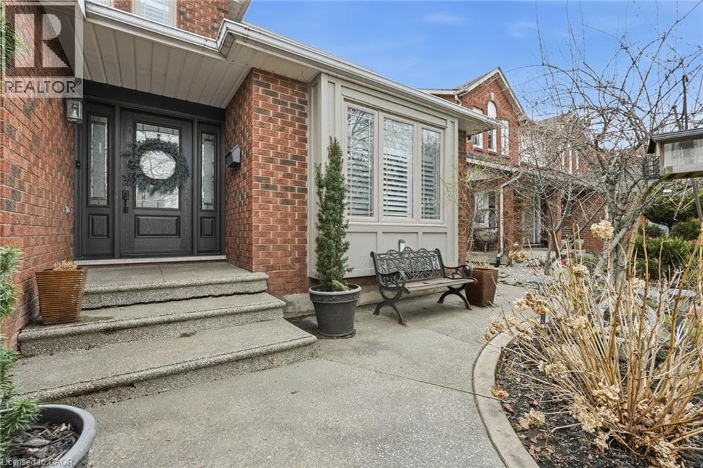 Single Family at 9 STONE GATE Drive, Grimsby, Ontario - Photo 3 - RE/MAX Garden City Realty