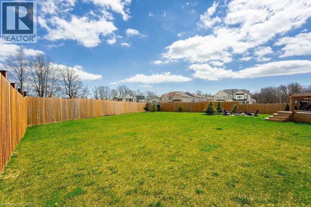 Single Family at 7776 TUPELO Crescent, Niagara Falls, Ontario - Photo 9 - RE/MAX Garden City Realty