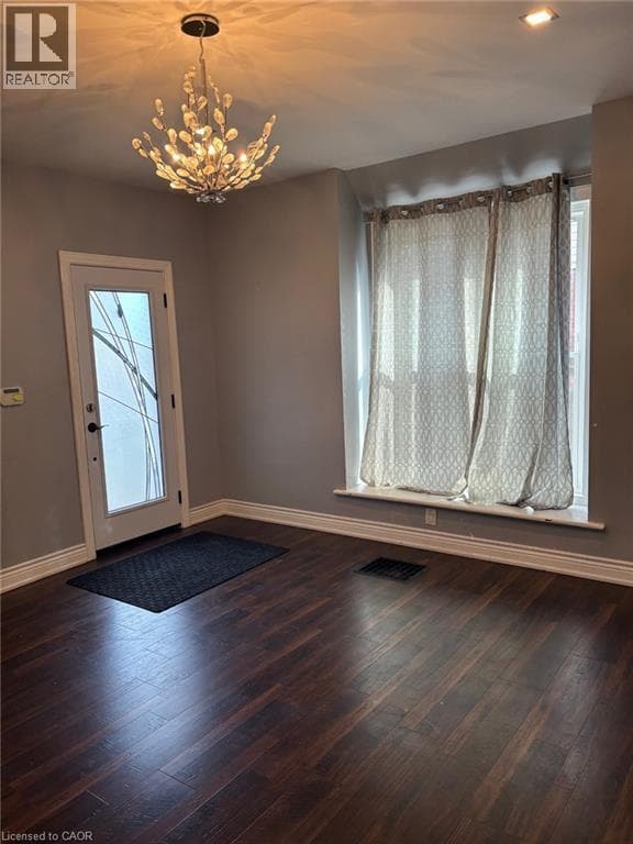 Single Family at 4404 MORRISON Street, Niagara Falls, Ontario - Photo 4 - RE/MAX Garden City Realty