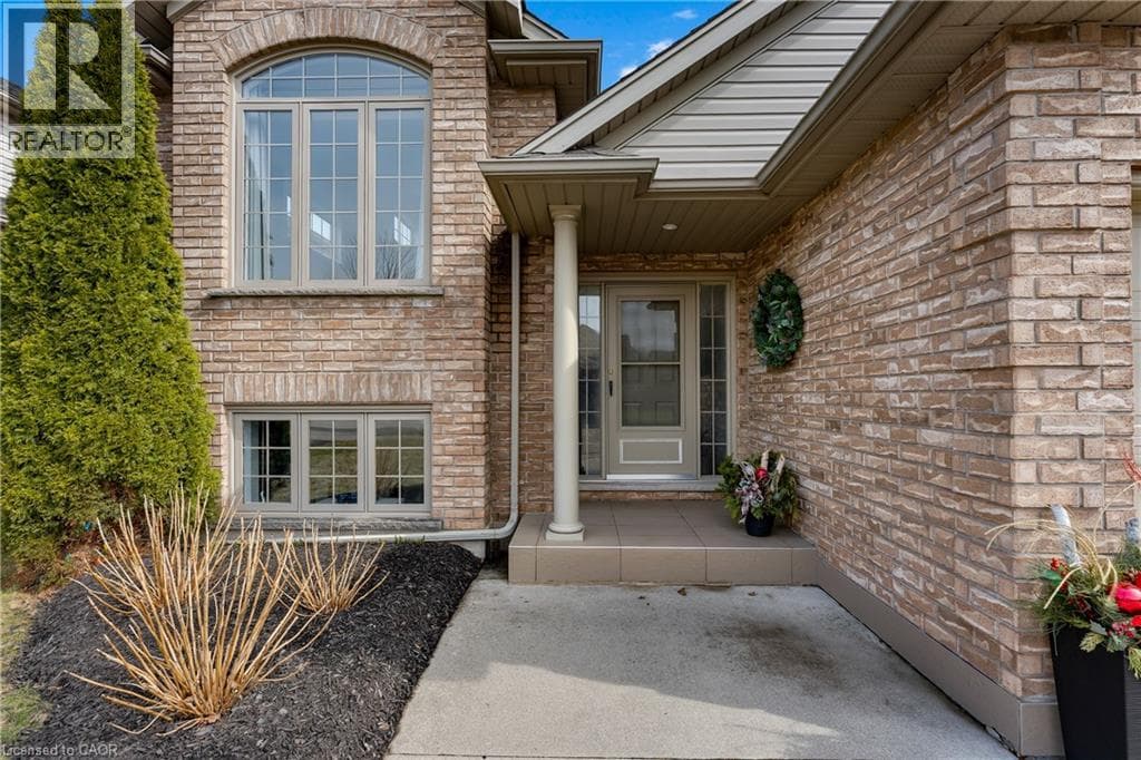 Single Family at 7032 KELLY Drive, Niagara Falls, Ontario - Photo 3 - RE/MAX Garden City Realty