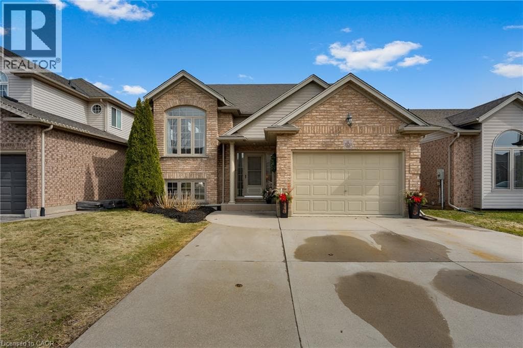 Single Family at 7032 KELLY Drive, Niagara Falls, Ontario - Photo 2 - RE/MAX Garden City Realty