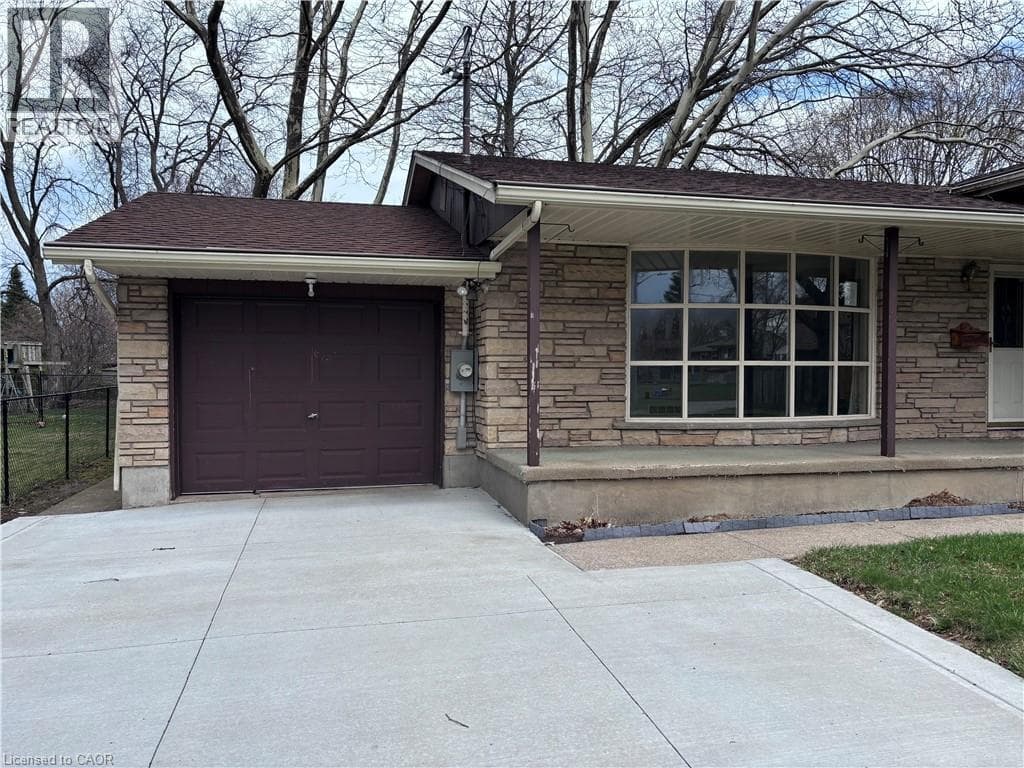 Single Family at 4 BEECHWOOD Court, St. Catharines, Ontario - Photo 4 - RE/MAX Garden City Realty