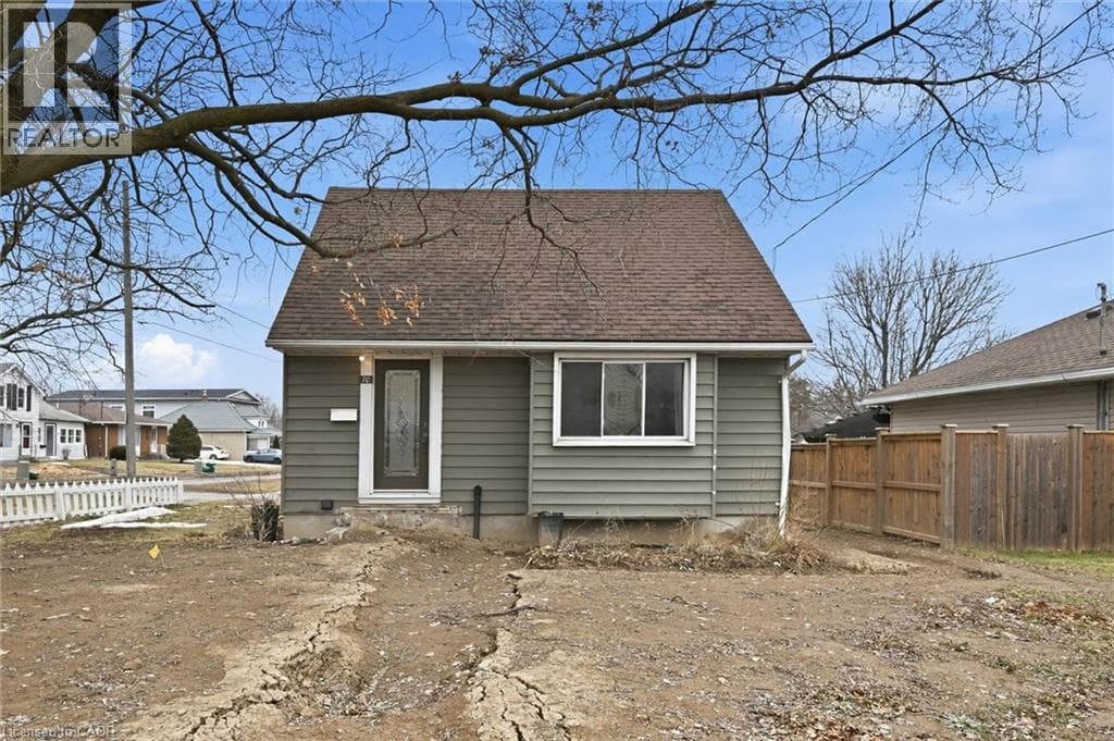 Single Family at 70 WHYTE Avenue, Thorold, Ontario - Photo 3 - RE/MAX Garden City Realty