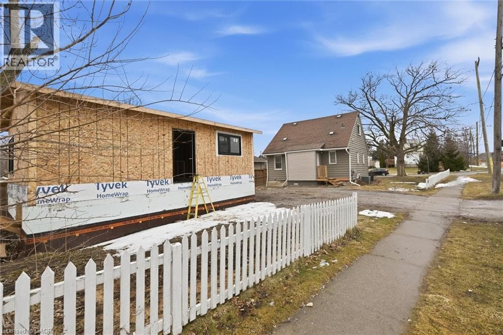 Single Family at 70 WHYTE Avenue, Thorold, Ontario - Photo 4 - RE/MAX Garden City Realty