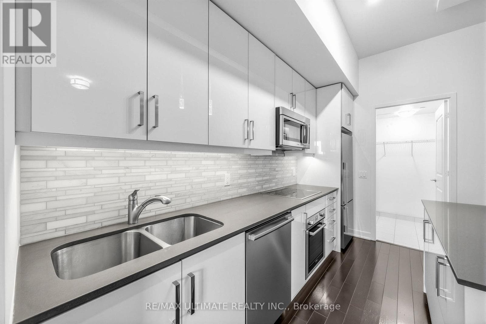 Single Family at 3403- 1 The Esplanade, Toronto (Waterfront Communities), Ontario - Photo 4 - RE/MAX Garden City Realty