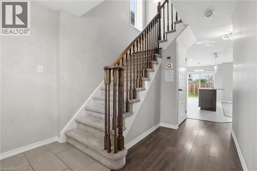 Single Family at 7774 BUCKEYE Crescent, Niagara Falls, Ontario - Photo 5 - RE/MAX Garden City Realty