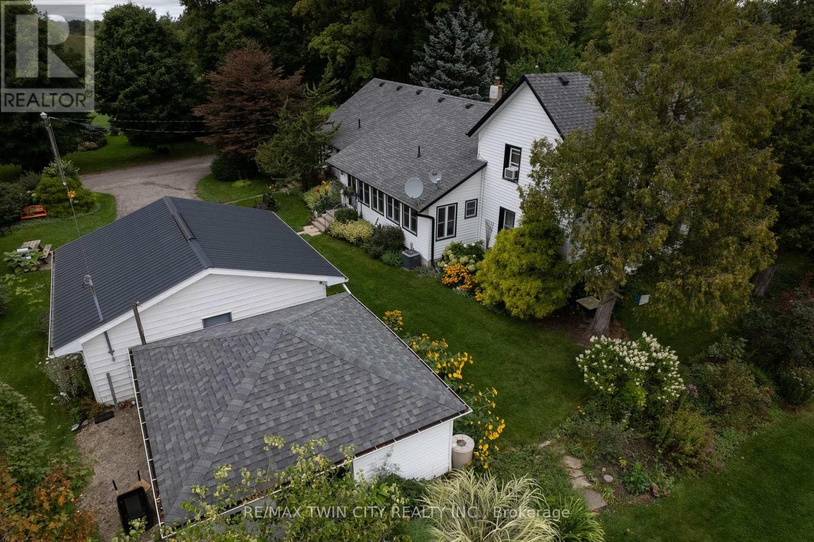 Single Family at 331 MIDDLE TOWNLINE Road, Brant (Burford), Ontario - Photo 5 - RE/MAX Garden City Realty