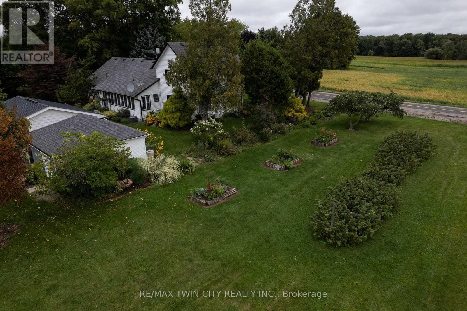 Single Family at 331 MIDDLE TOWNLINE Road, Brant (Burford), Ontario - Photo 6 - RE/MAX Garden City Realty